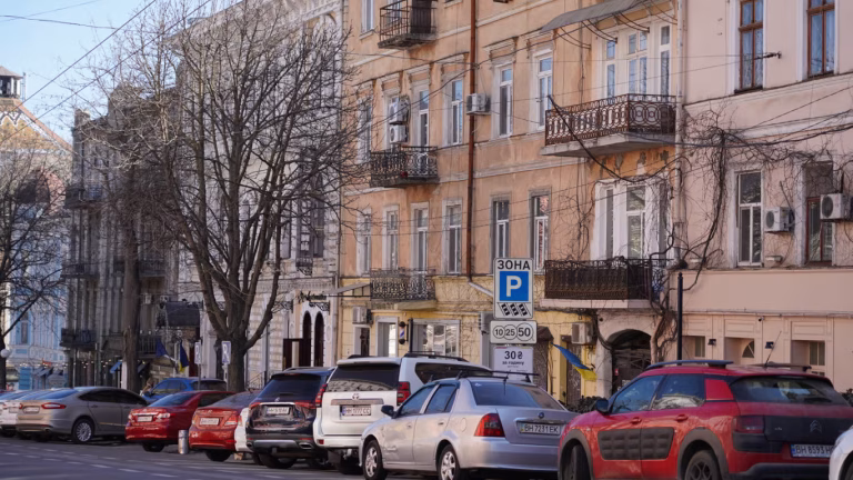В Одесі відреставрували старовинні двері центрального будинку