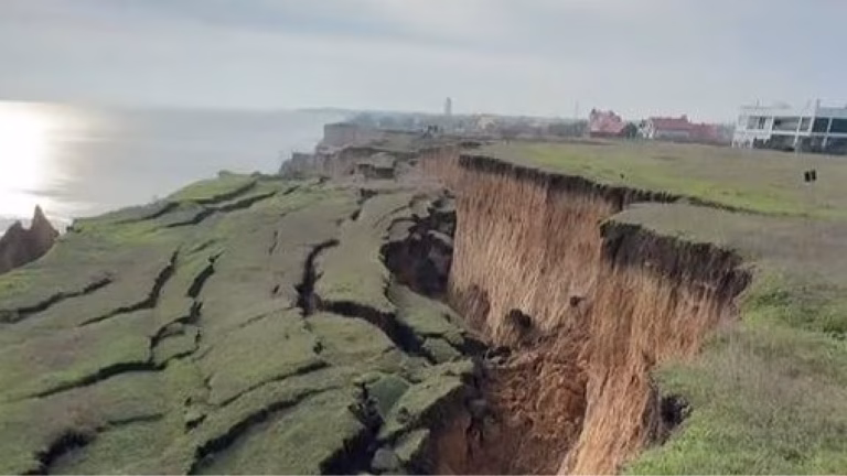 У Санжейці на Одещині зафіксували зсув берега у море — відео
