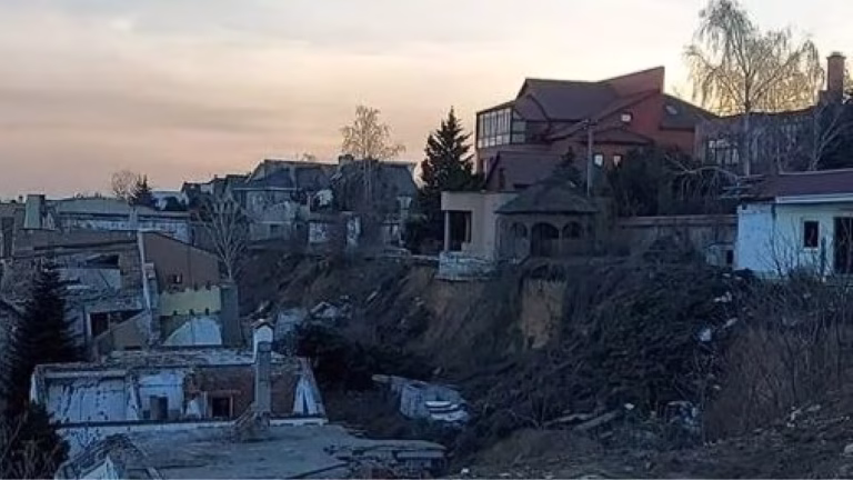 У Чорноморську на Одещині вулиця сповзла в море — відео