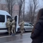 В Одесі особи у формі затримали сім’ю з дитиною