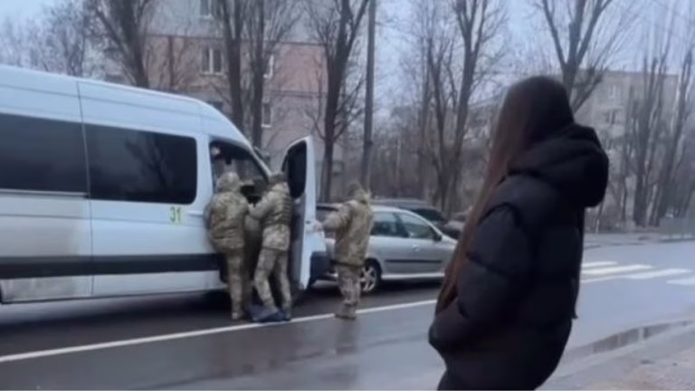 В Одесі особи у формі затримали сім’ю з дитиною