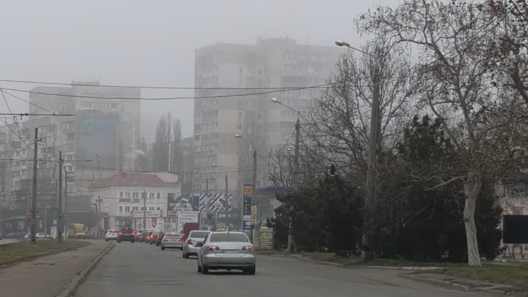 Одесу огортає щільний туман — синоптики б’ють на сполох