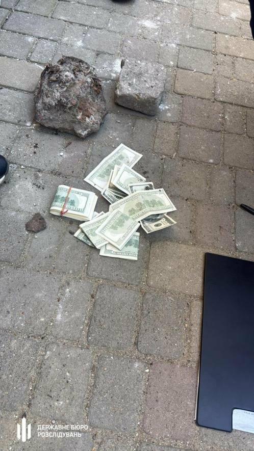 ДБР викрило правоохоронця, який заволодів квартирами самотніх одеситів