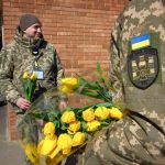 В Одеській області прикордонники зворушили мандрівниць подарунком — тюльпанами