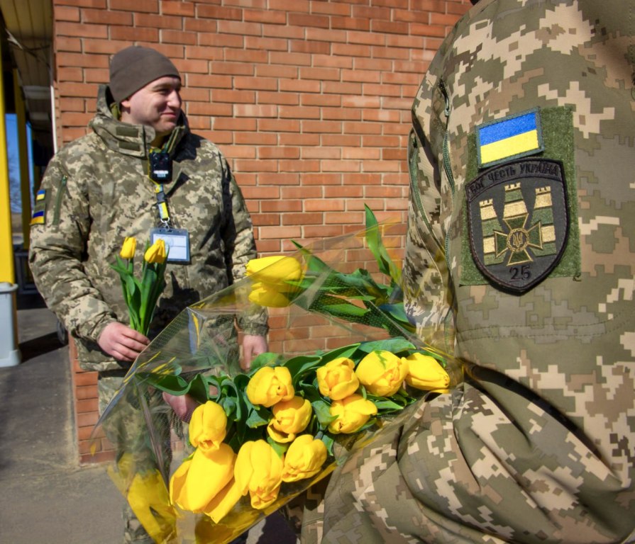 В Одеській області прикордонники зворушили мандрівниць подарунком — тюльпанами