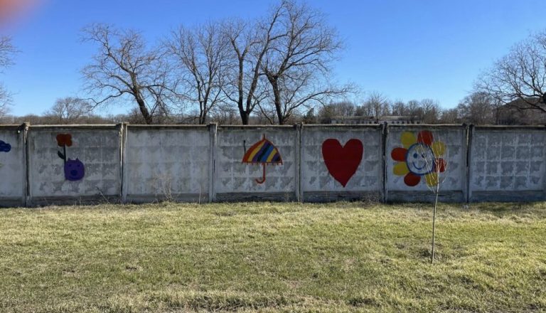 У громаді Білгород-Дністровського району вандалізм долають малюнками замість нецензурщини