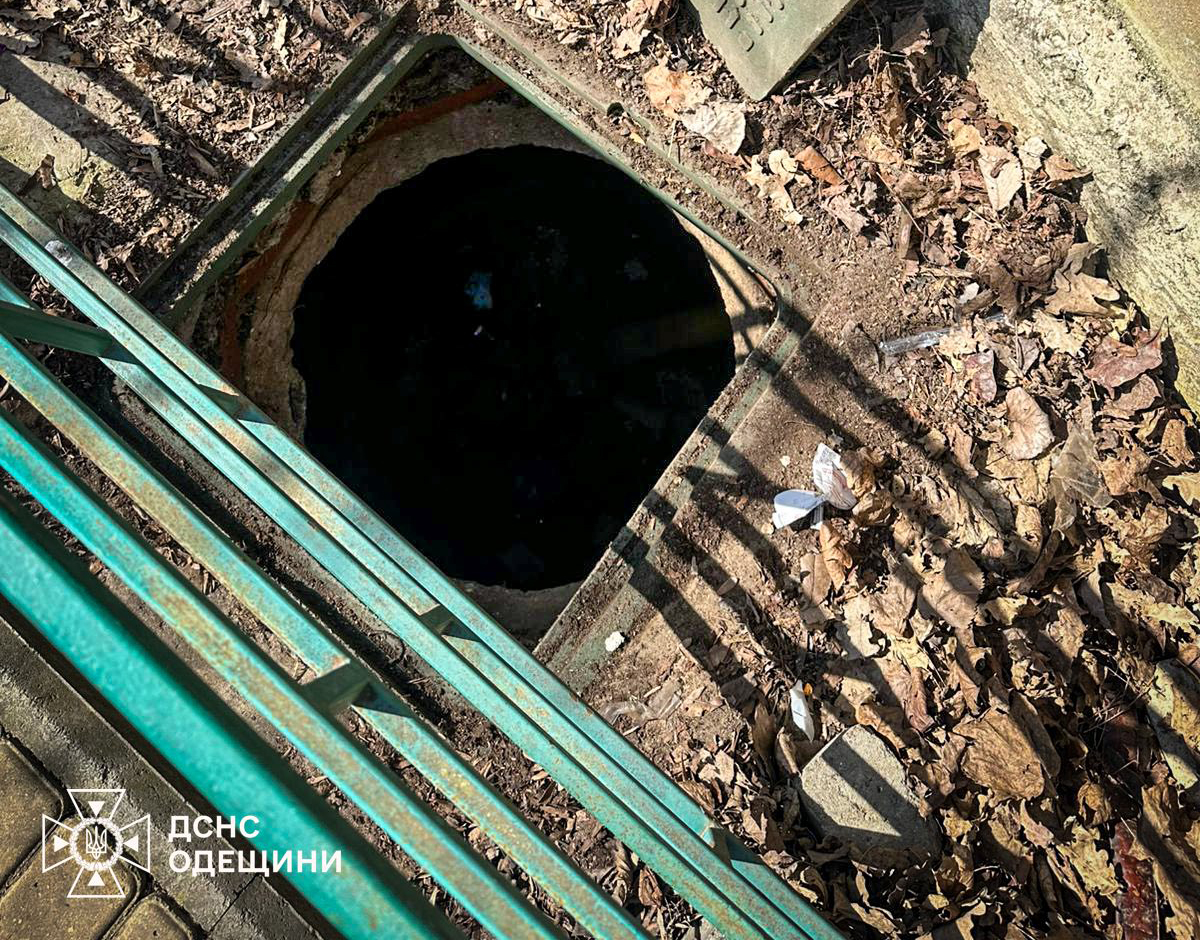 В Одеській області двохрічна дитина провалилася у незакритий люк