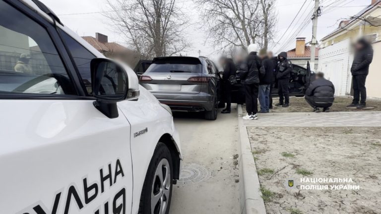 В Одеській області викрили шахраїв, які продавали підробні авто з-за кордону та наживалися на військових