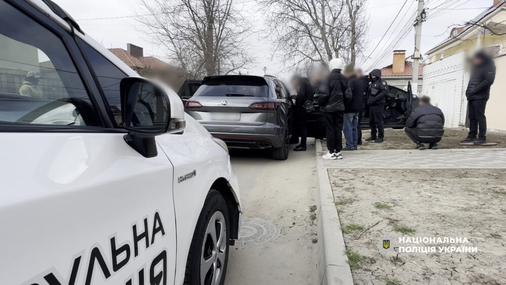 В Одеській області викрили шахраїв, які продавали підробні авто з-за кордону та наживалися на військових