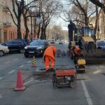 В Одесі 350 комунальників вийшли на вулиці, щоб привести дороги до ладу — ФОТО