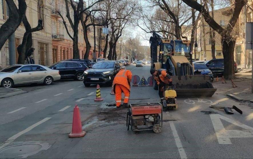В Одесі 350 комунальників вийшли на вулиці, щоб привести дороги до ладу — ФОТО