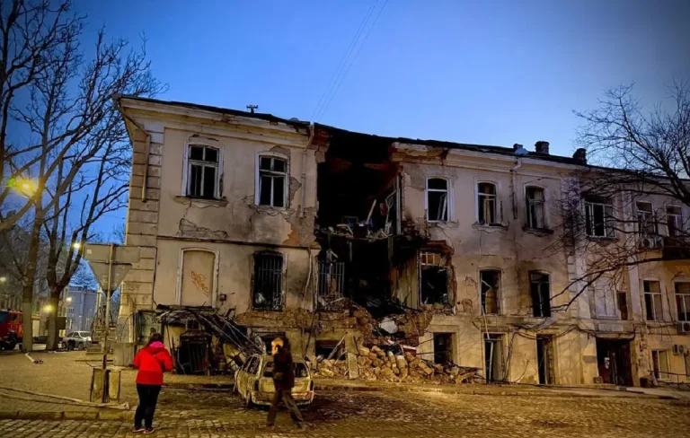 В Одесі після атаки десятки будинків і вищий навчальний заклад зазнали руйнувань, працюють оперативні штаби (фото)