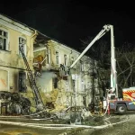 Нічна атака на Одесу: рятувальники показали зруйновані поверхи і евакуацію десятків людей (фото)