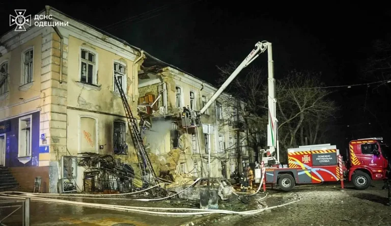 Нічна атака на Одесу: рятувальники показали зруйновані поверхи і евакуацію десятків людей (фото)