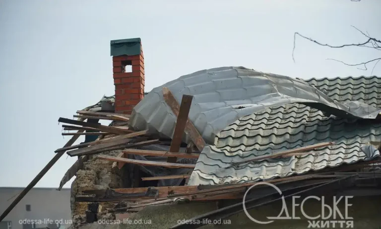 Осередки руйнувань і уламки дронів після ранкового обстрілу Одеси (фоторепортаж)