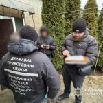 Правоохоронці в Одесі викрили водіїв, які за криптовалюту переправляли чоловіків до кордону — ФОТО