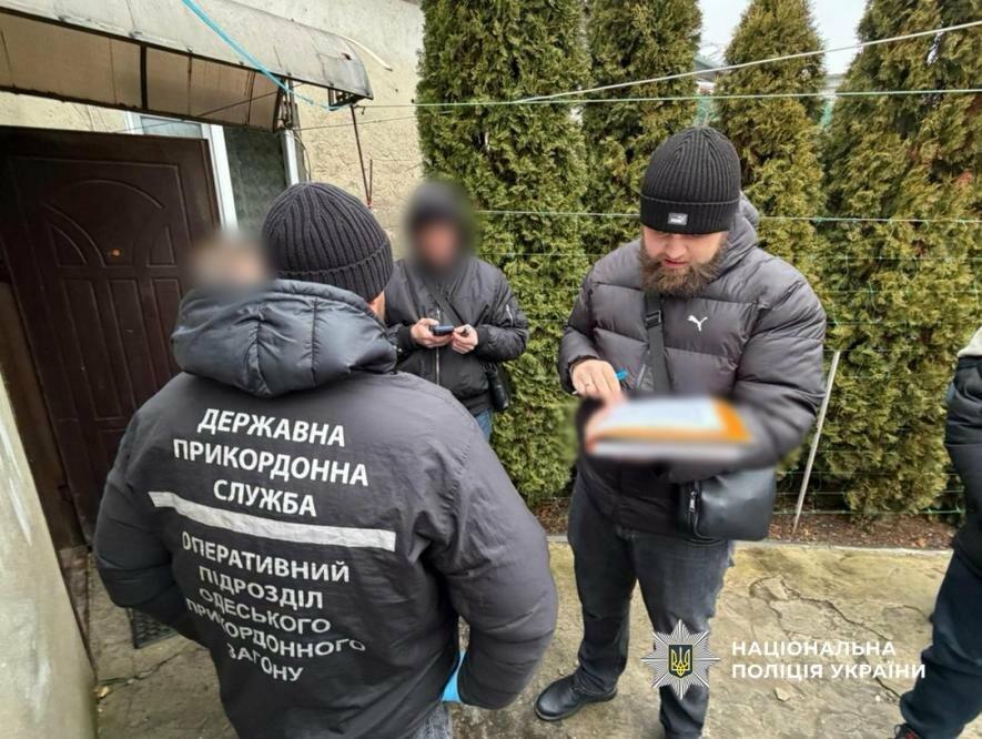 Правоохоронці в Одесі викрили водіїв, які за криптовалюту переправляли чоловіків до кордону — ФОТО