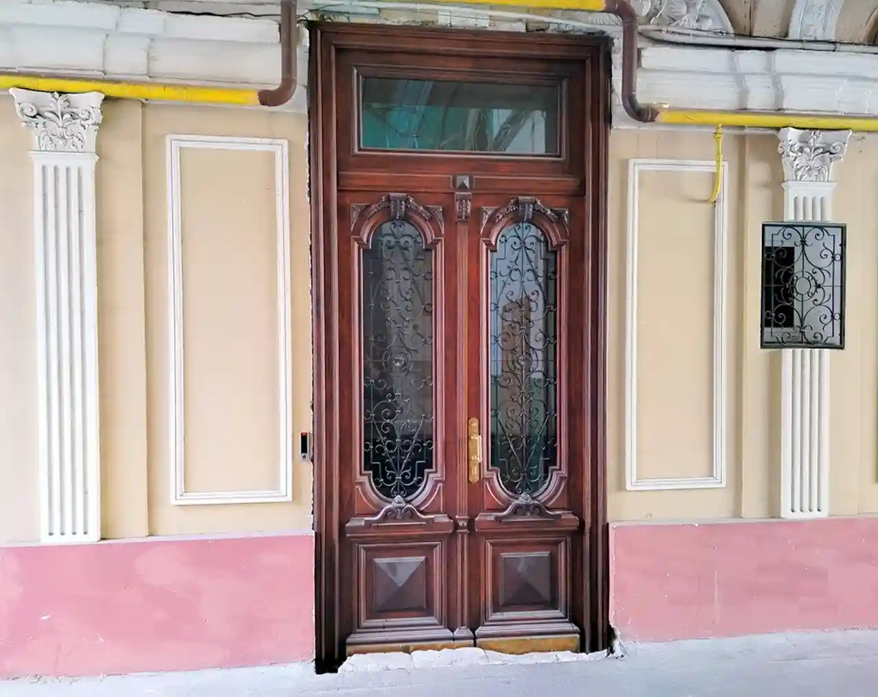 В Одесі реставрували історичні двері будинку Клеймана на Ланжеронівській — фото деталей