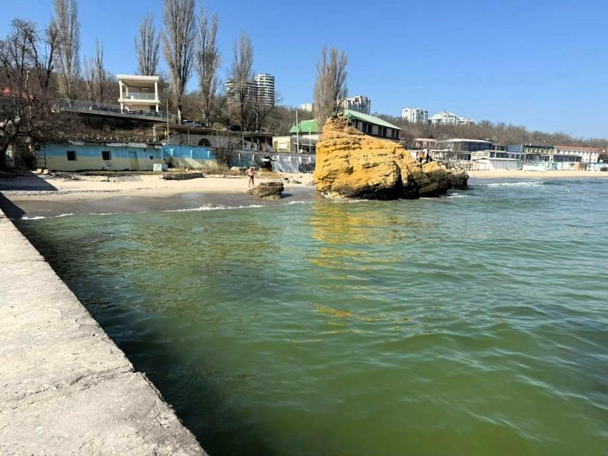 У Одесі море пожовтіло й пахне олією — що трапилося біля популярних пляжів, ФОТО ВІДЕО