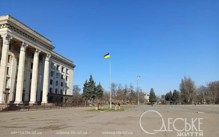 На Куликовому полі в Одесі встановили новий прапор замість порваного вітром — фото