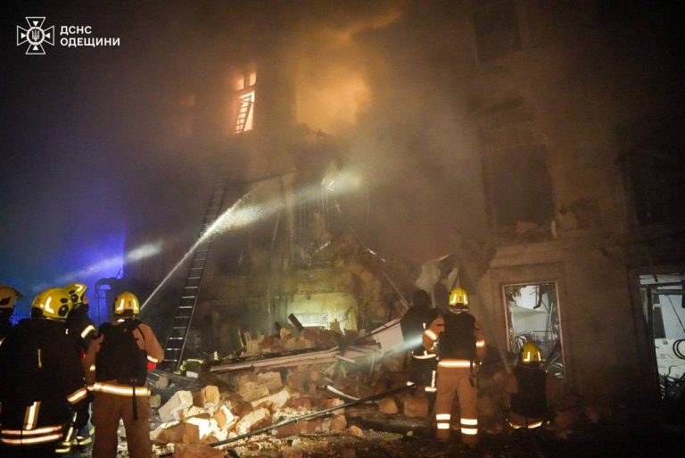 В Одесі ворожий удар по житловому масиву — численні руйнування і троє поранених