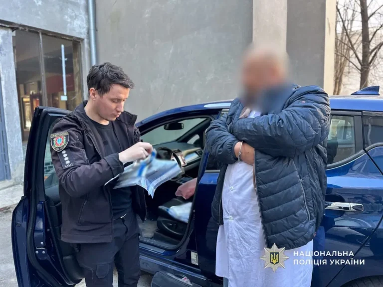 Офтальмолог з Одеси нібито пропонував за 7500 доларів оформити відстрочку від призову