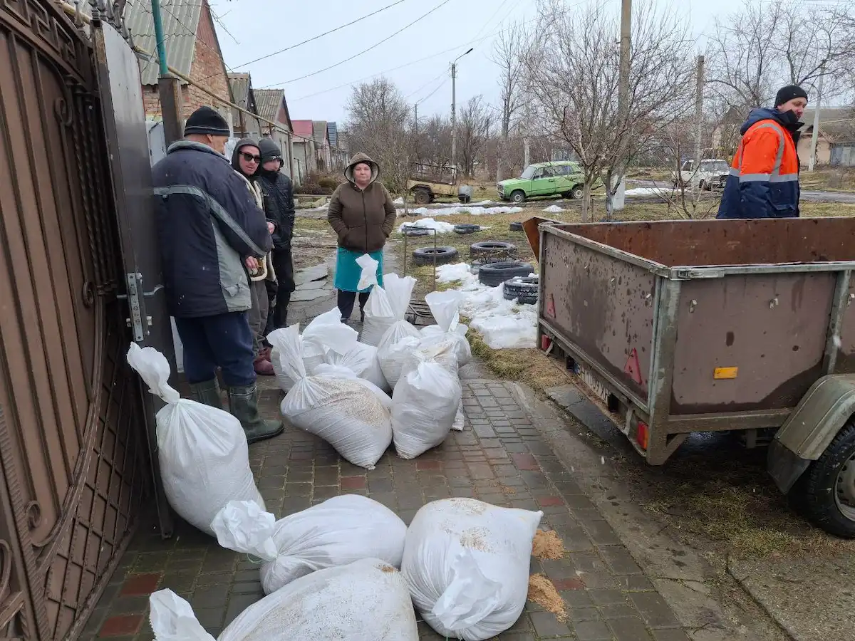 Під загрозою підтоплення: як мешканці Одещини рятують свої будинки — фоторепортаж