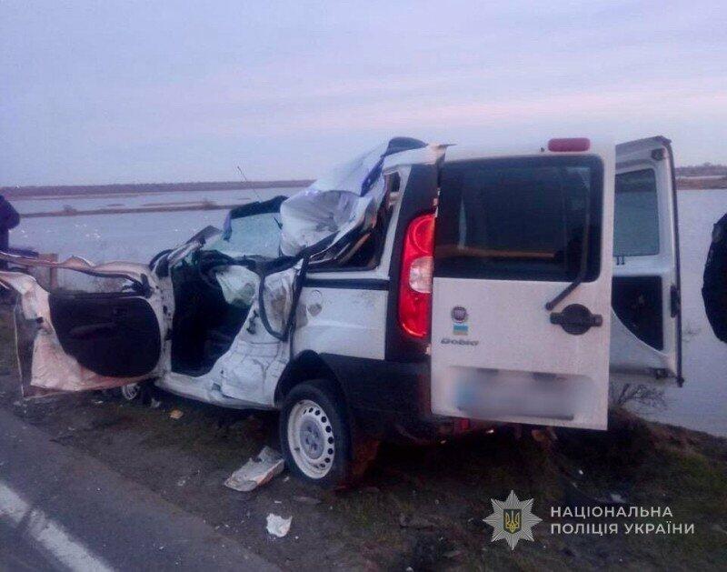 Поблизу Одеси вантажівка врізалася в легковик — у ДТП загинула одна людина