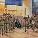 Неочікуваний концерт для пасажирів: військовий оркестр виступив на одеському вокзалі — ФОТО