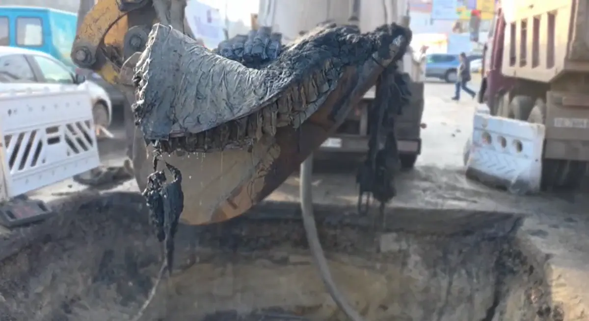 Одеські комунальники виявили матрац та інші несподівані знахідки в каналізації