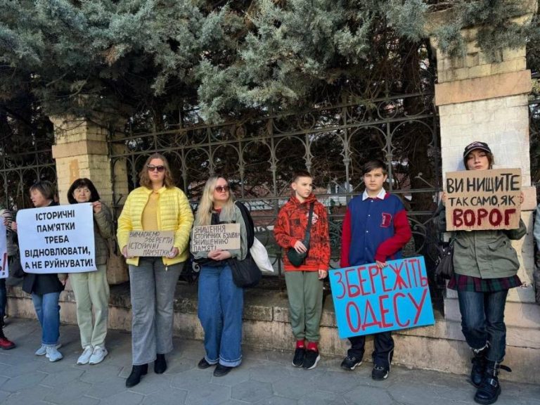 «Одесу не знищать»: на Французькому бульварі спалахнув мітинг — ФОТО
