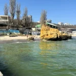 В Одесі море пожовтіло й поширює запах олії — екологи зафіксували масштабне забруднення (фото, відео)