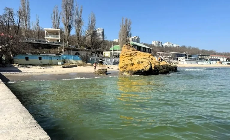 В Одесі море пожовтіло й поширює запах олії — екологи зафіксували масштабне забруднення (фото, відео)