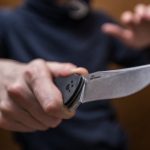 Погрожуючи ножем за подовжувач і навушники: в Аккермані рецидивіст засуджений до 7 років за грабіж на 3 тисячі гривень