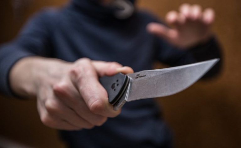 Погрожуючи ножем за подовжувач і навушники: в Аккермані рецидивіст засуджений до 7 років за грабіж на 3 тисячі гривень