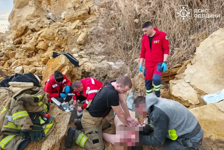 Поблизу Одеси з обриву зірвалися двоє чоловіків — один загинув