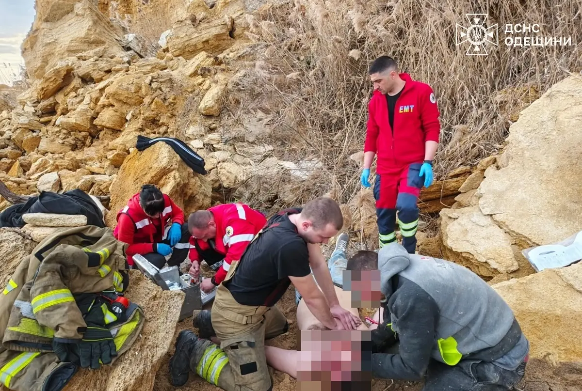 Поблизу Одеси з обриву зірвалися двоє чоловіків — один загинув