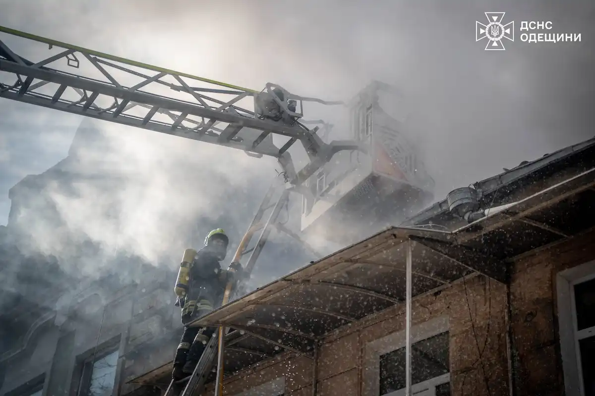 Дах житлового будинку загорівся в центрі Одеси — фото з місця події