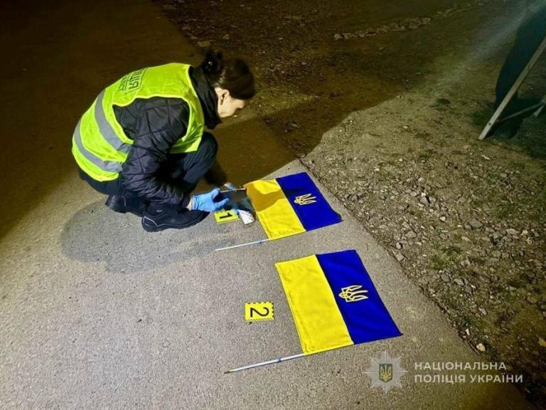 В Одеській області затримали чоловіка, який вчинив наругу над державним символом України — ФОТО