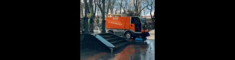У мерії показали, як відмивають вулиці Одеси після зими — ВІДЕО