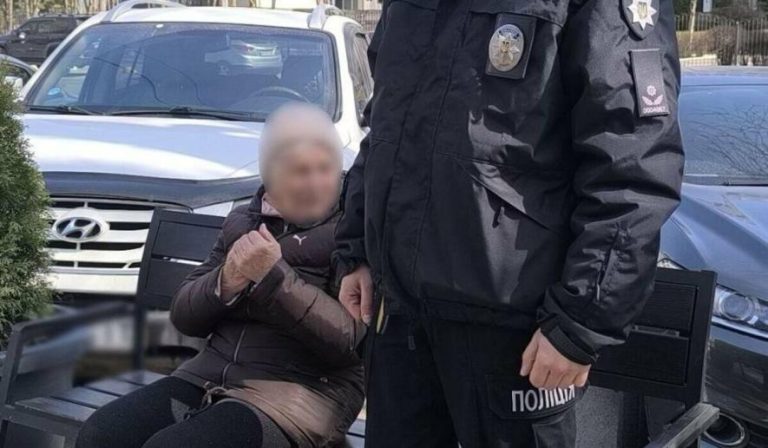 На вулиці в Одесі жінка впала — перехожі допомогли їй повернутися додому