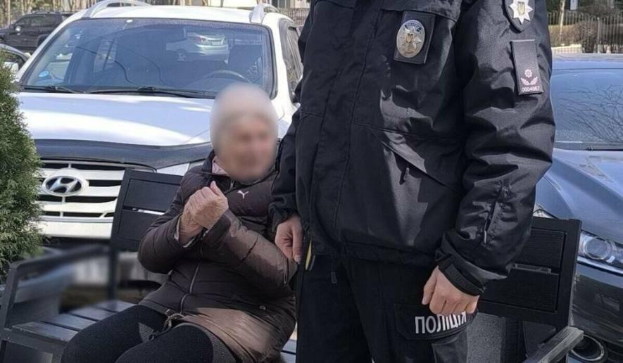 На вулиці в Одесі жінка впала — перехожі допомогли їй повернутися додому