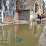 У провулку Франка в Аккермані несправний колектор підтоплює під’їзди, мешканці не можуть відчиняти вікна