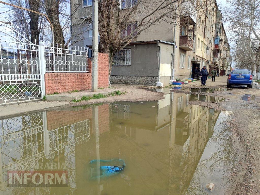 У провулку Франка в Аккермані несправний колектор підтоплює під’їзди, мешканці не можуть відчиняти вікна