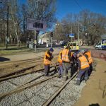 В Одесі комунальники готують трамвайні колії до подачі електроенергії — ФОТО