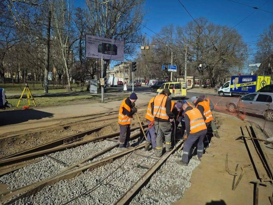 В Одесі комунальники готують трамвайні колії до подачі електроенергії — ФОТО