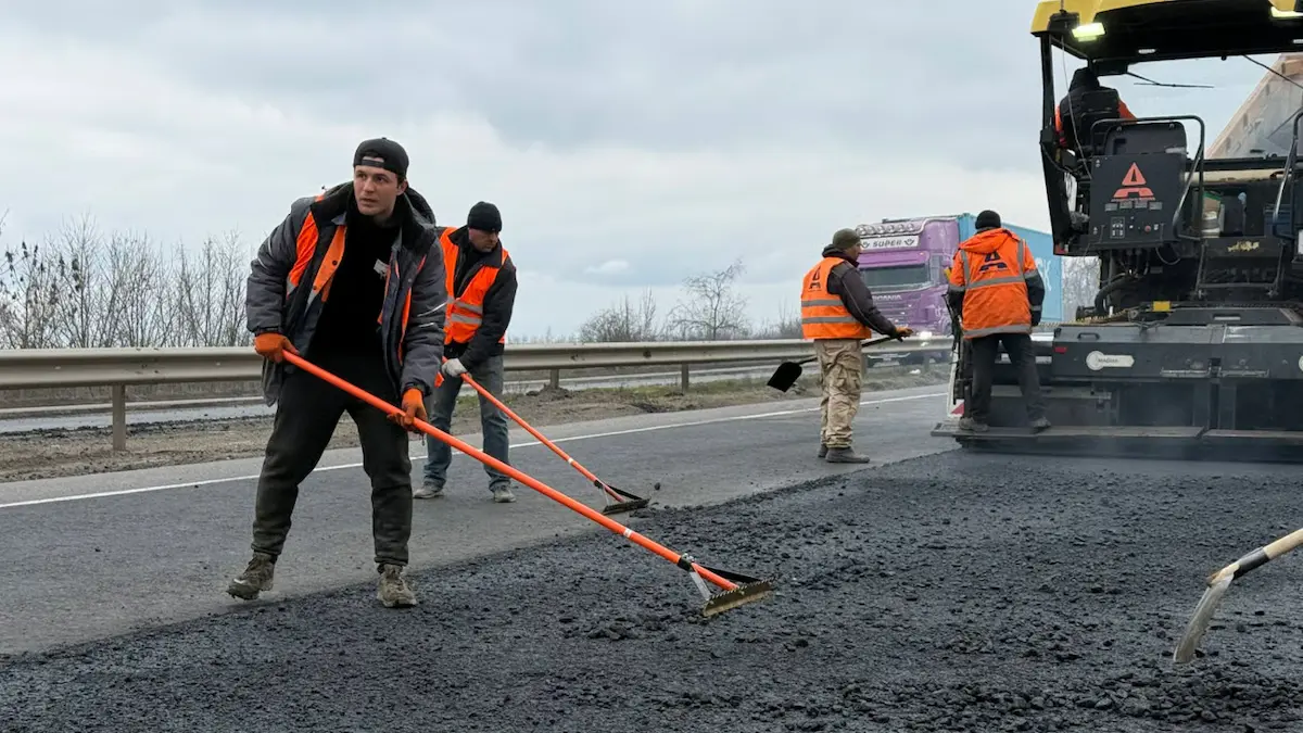 В Одещині розгорнули масштабний ремонт доріг: М-05 виявилася найпроблемнішою після зими