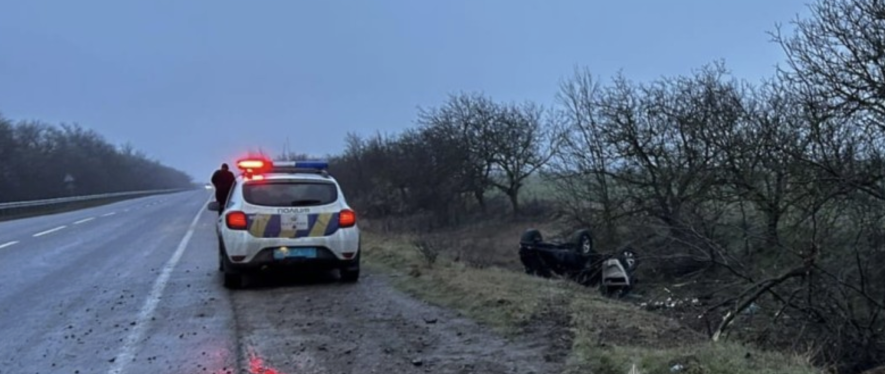 Під Одесою через слизьку дорогу жінці загрожує суд за ДТП, в якій постраждала її матір