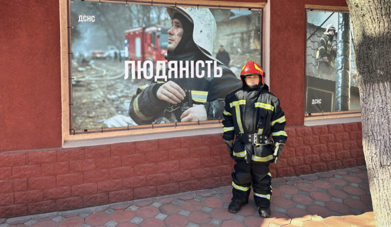 В Одесі дитина опинилася заблокованою на відкритому балконі багатоповерхового будинку