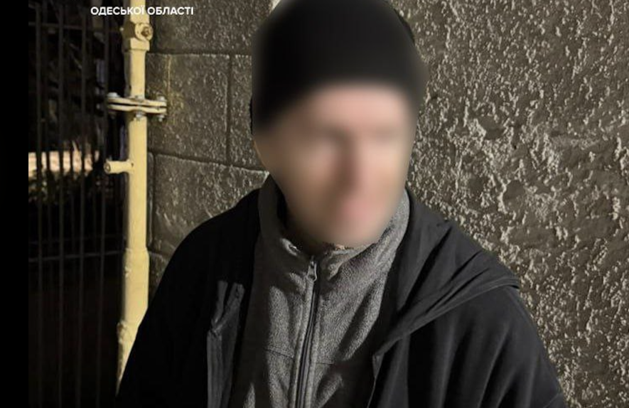 В Одесі затримали чоловіка, який переховувався на горищі за мішком речей